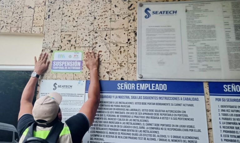 Funcionario del epa Cartagena ejerciendo suspensión a empresa por maltrato animal