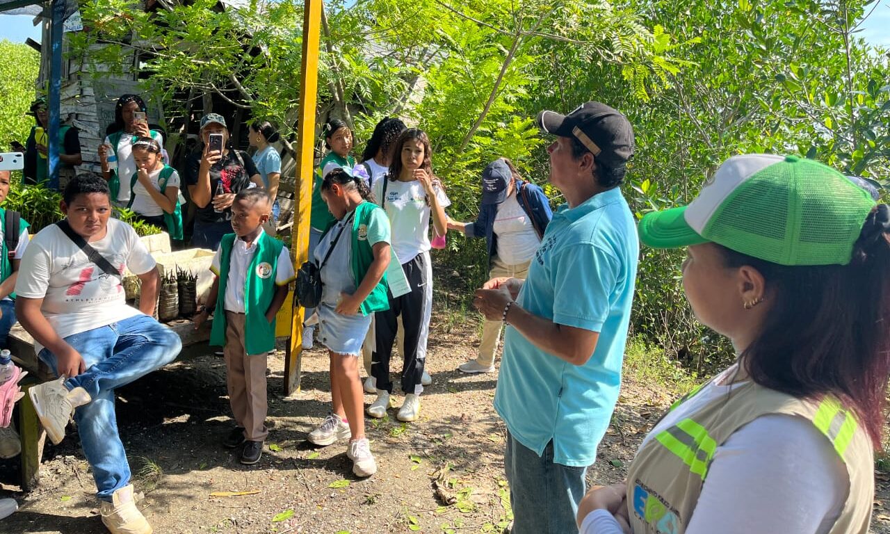 Funcionarios y jóvenes en excursiones ecológicas como estrategia de protección ambiental de la Ciénaga de la Virgen