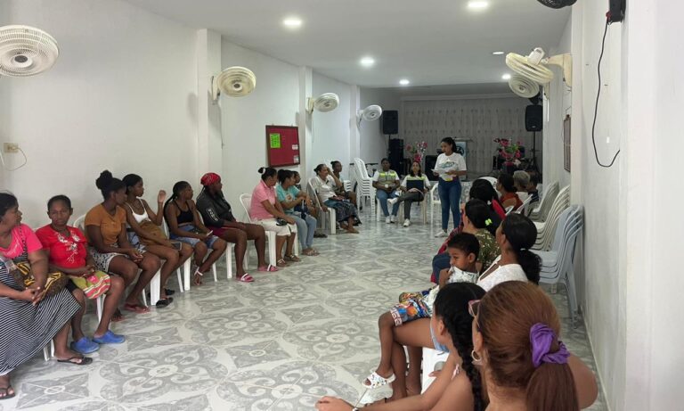 Funcionarios en capacitación de líderes en Gestión de Proyectos Comunitarios en el barrio El Pozón