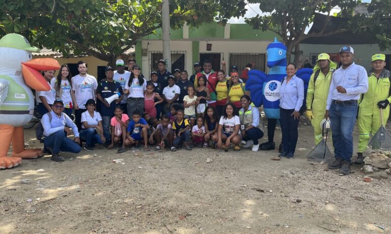 Funcionarios y comunidad, en jornada proyecto Barrio Sostenible, en el sector La María