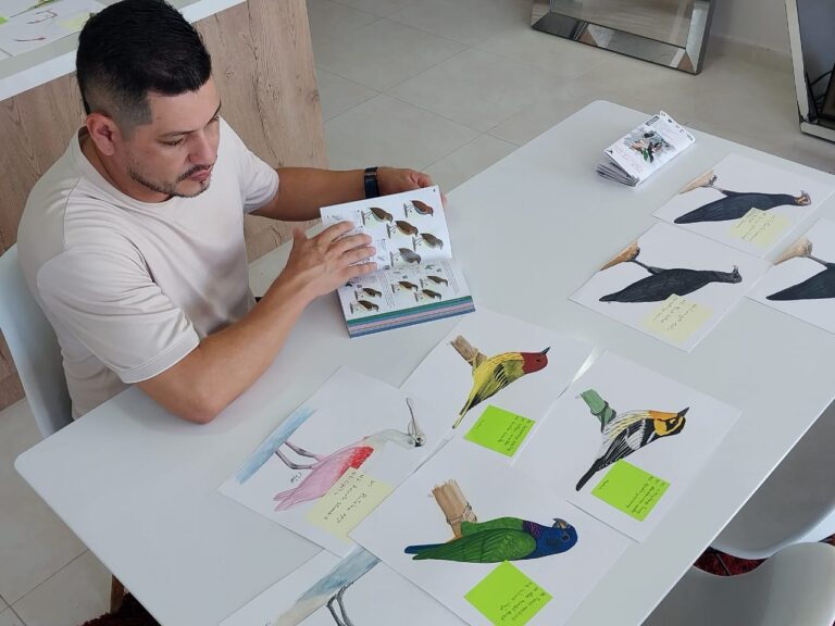 Funcionario con ilustraciones de aves