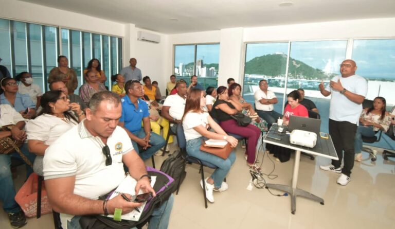 Participantes y líderes en audiencia cuyo objetivo era el estudio sobre ruido ambiental