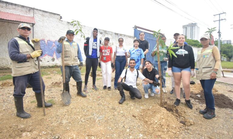 Directora del EPA Cartagena en compañía de funcionarios y comunidad en jornada de siembra de árboles