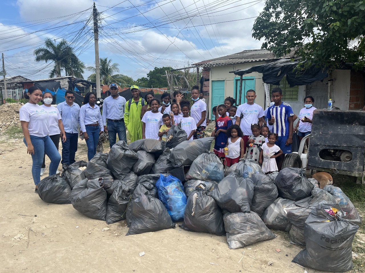 Funcionarios y comunidad en jornada de limpieza en el barrio Olaya Herrera