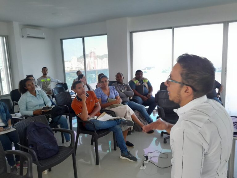 Funcionarios en sesión de Mesa Técnica Distrital de Calidad de Aire y Ruido
