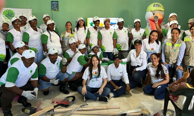 Fotografía de Funcionarias y comunidad, durante la jornada mi barrio sostenible.