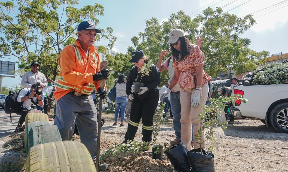 Directora del EPA Cartagena, Alicia Terril, y funcionarios en jornada de siembra y recuperación de área degradada