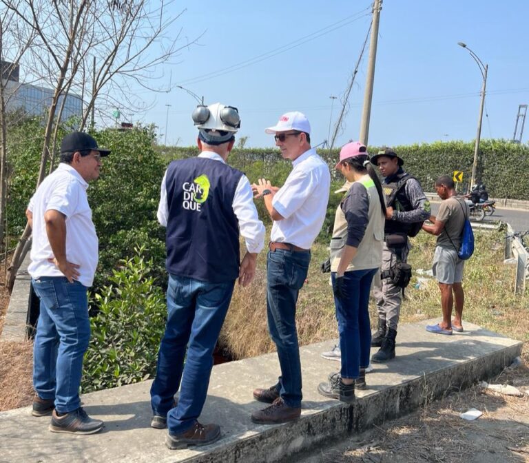 EPA CARTAGENA ANALIZA CALIDAD DE AGUA POR VERTIMIENTOS EN UN CANAL ALEDAÑO A CONTECAR.