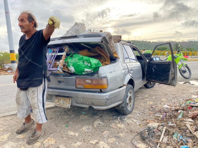 SANCIONAN A CONDUCTOR SORPRENDIDO ARROJANDO BASURAS EN ORILLA DE LA CIÉNAGA DE LA VIRGEN.