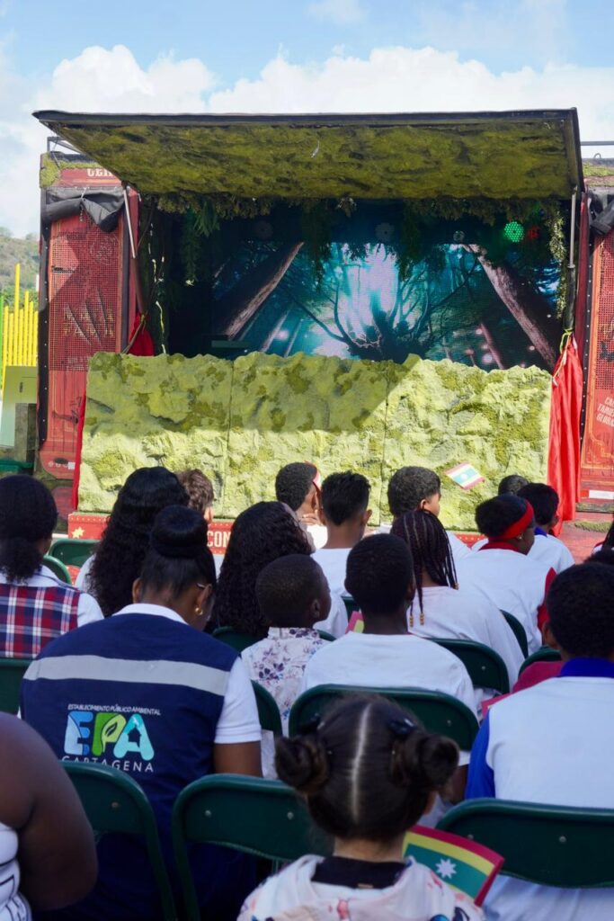 Fotografía de estudiantes y funcionarios en medio de show de títeres