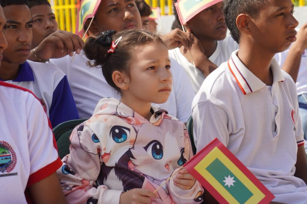 Fotografía de estudiantes en medio de actividad de educación ambiental