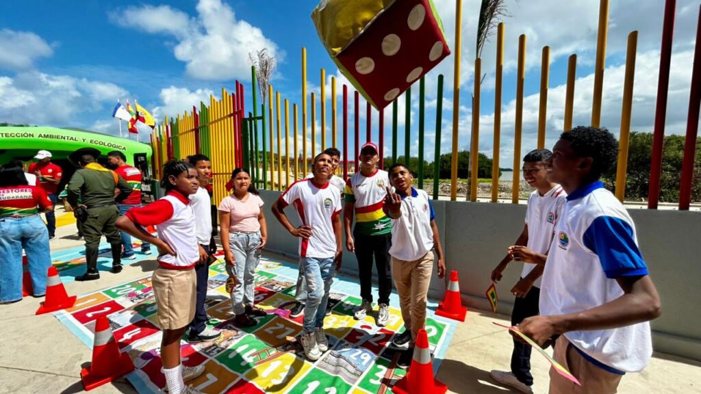 Fotografía de estudiantes realizando actividad didáctica