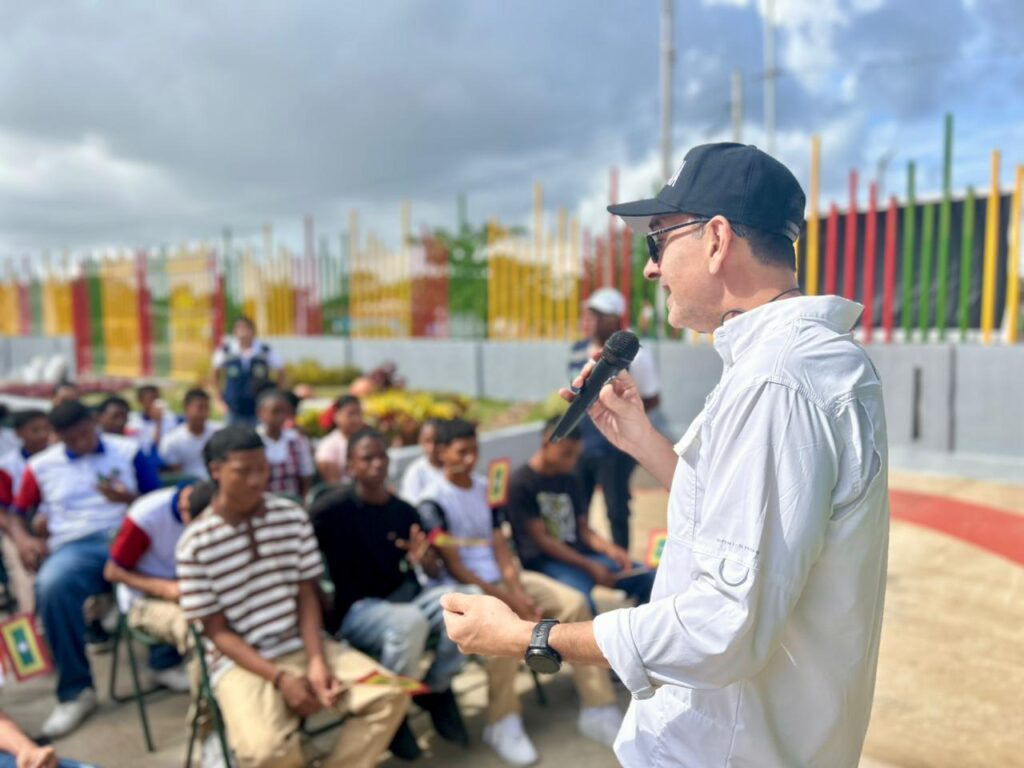 Fotografía de estudiantes y director del EPA Cartagena socializando sobre el día mundial del agua