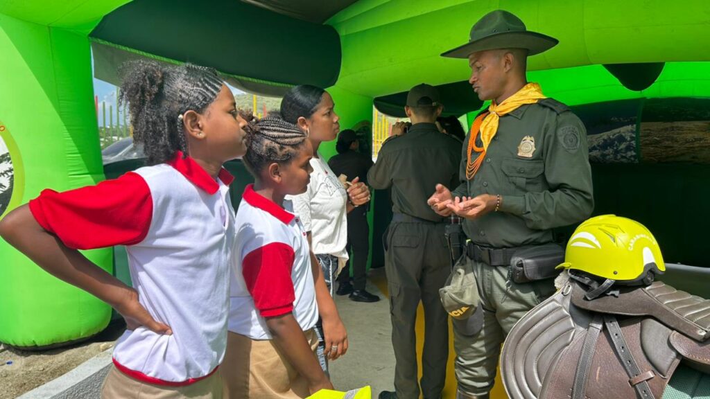 Fotografía de estudiantes y funcionarios