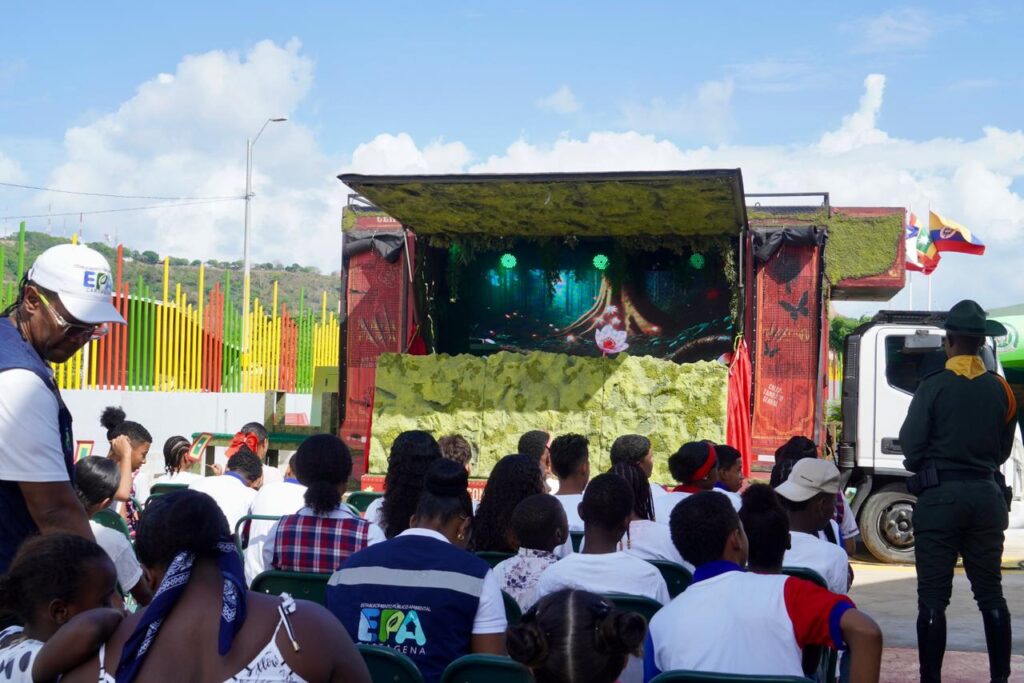 Fotografía de estudiantes y funcionarios en medio de show de títeres