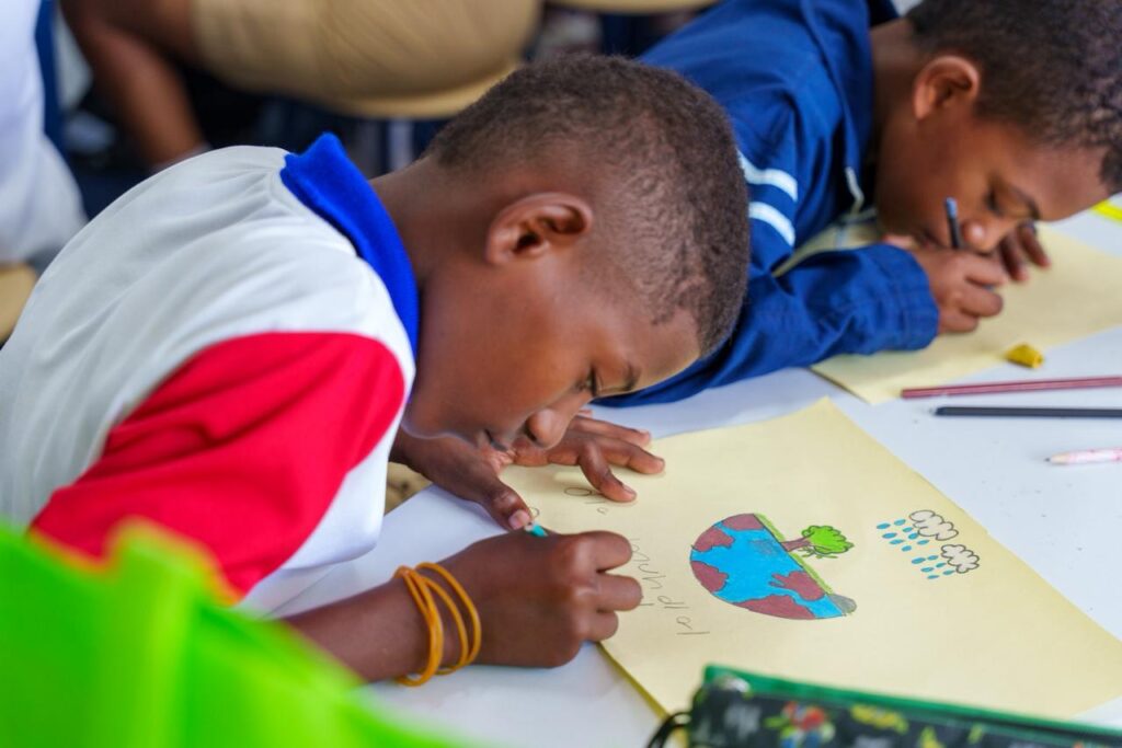 Fotografía de niños estudiantes realizando dibujos sobre día mundial del agua